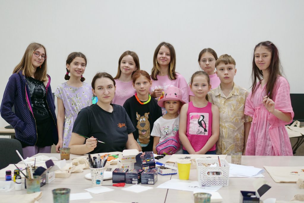 ольга оленцевич со своими учениками на уроке рисования
